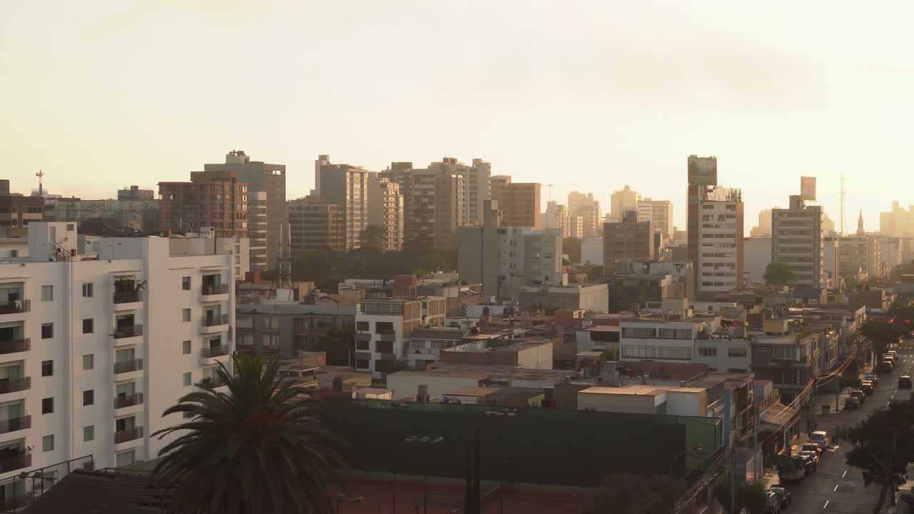 puesta de sol sobre el horizonte de la ciudad de lima con arquitectura moderna, perú