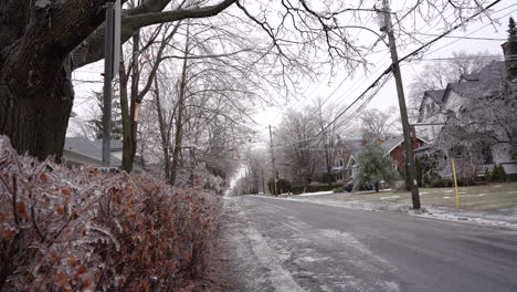 calle cubierta de hielo después de la lluvia helada