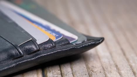 close-up van een portemonnee met creditcards