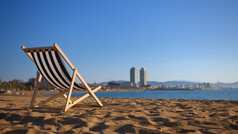Barceloneta-Playa-Vacía-Al-Amanecer-En-Barcelona-Silla-Mediterránea-Impresionante-Claro-Soleado-Cielo-Azul-Mañana-Gran-Angular