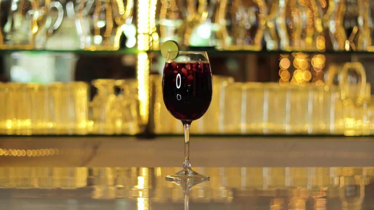 술집 카운터 에 라임 슬라이스 와 함께 과일성 산그리아 한 잔, 상쾌 한 음료 를 마실 수 있는 이상적 인 것