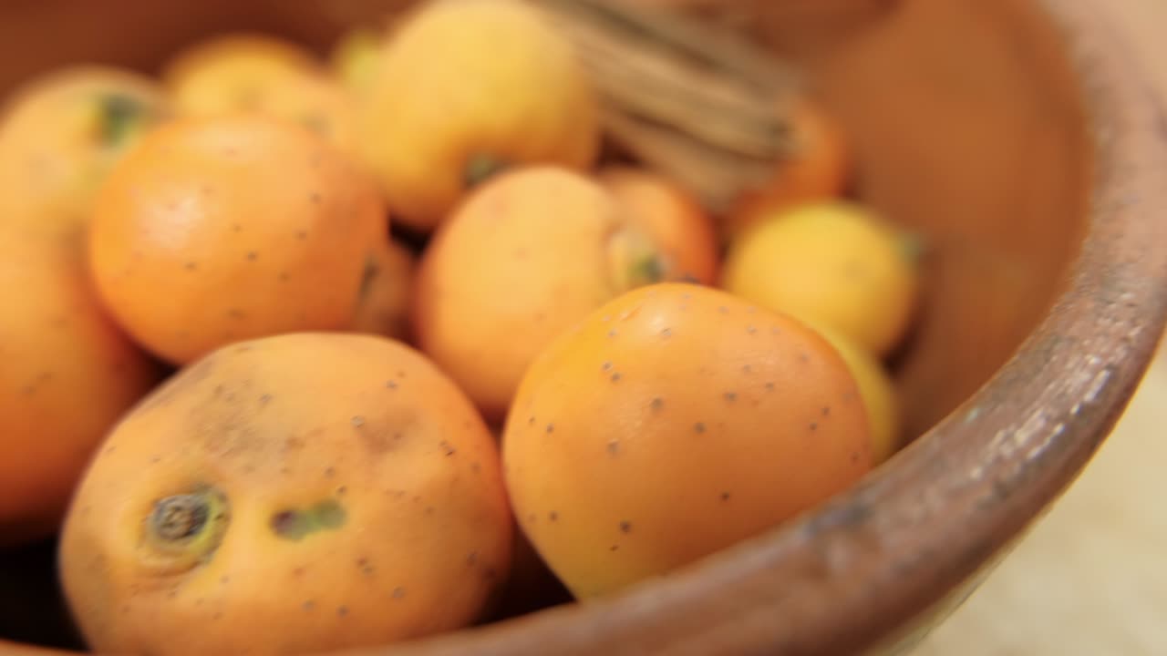 espinos mexicanos y palitos de canela en un cuenco de arcilla