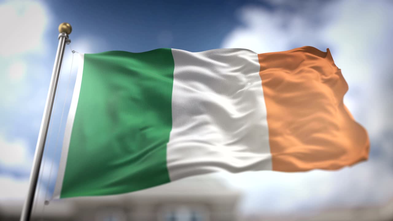 la bandera de irlanda ondeando en cámara lenta 3d con fondo de cielo azul - bucle sin costuras 4k
