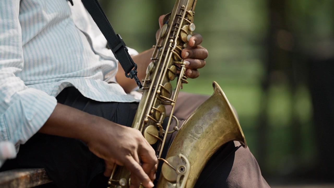 Musicista che suona il sassofono all'aperto