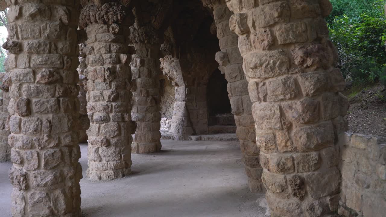 barcelona, españa - 11 de mayo de 2018: camina cerca de los pilares de piedra en el parque guell