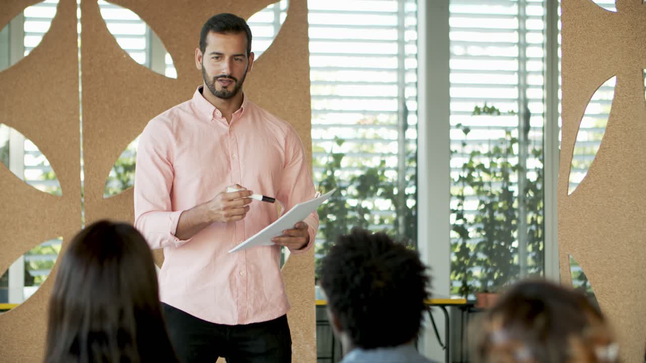 gerente de proyecto reflexivo respondiendo preguntas