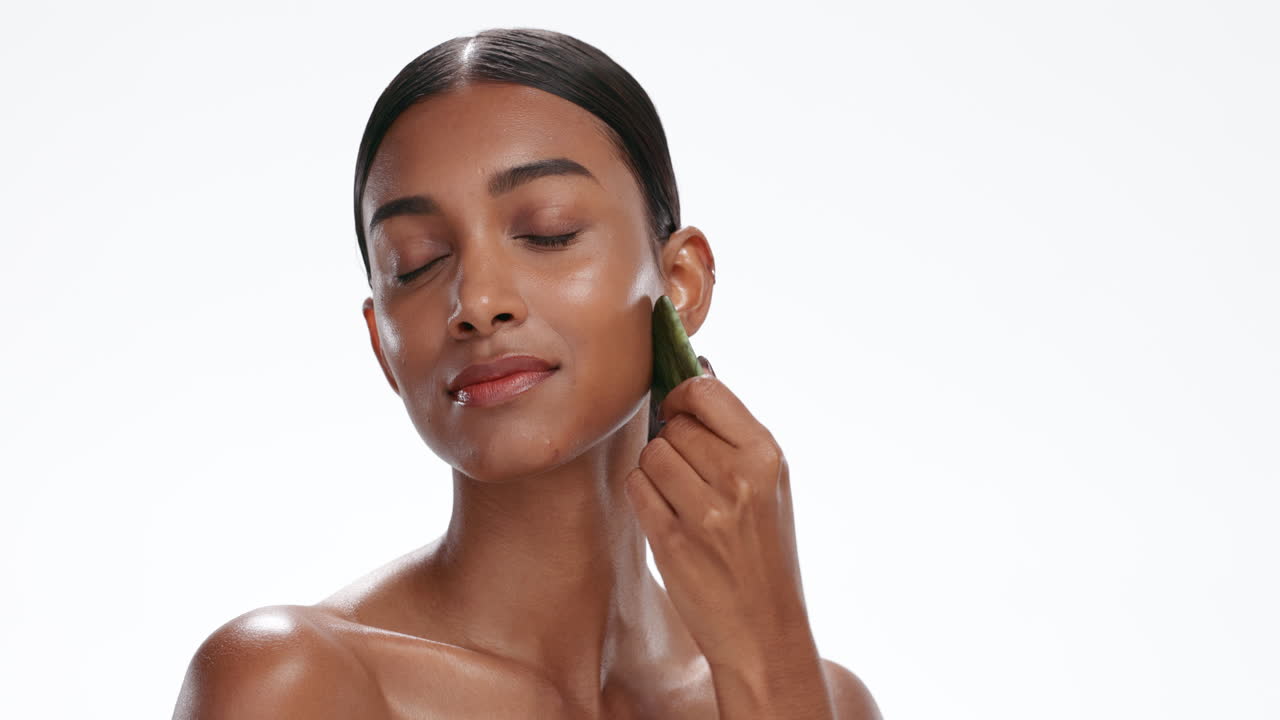 Gua sha, beleza e mulher com cuidados com a pele