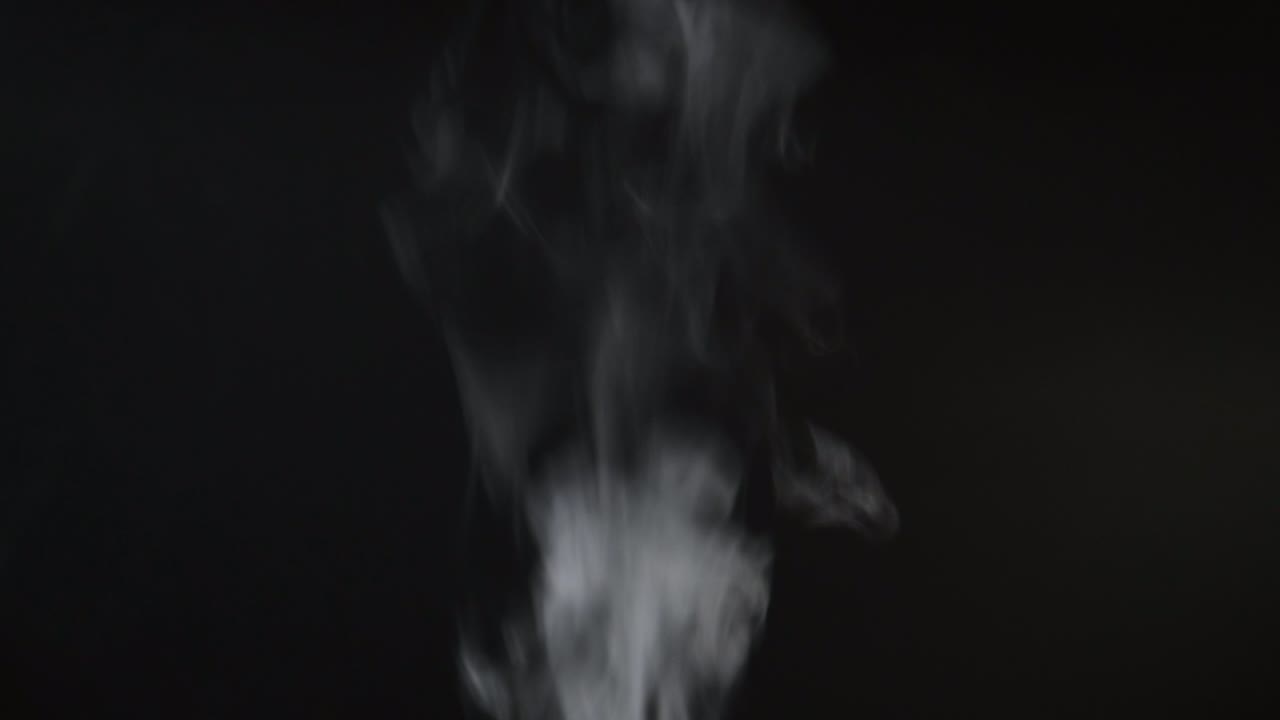 색 연기, 안개, 증기, 검은색 배경 4k 영상