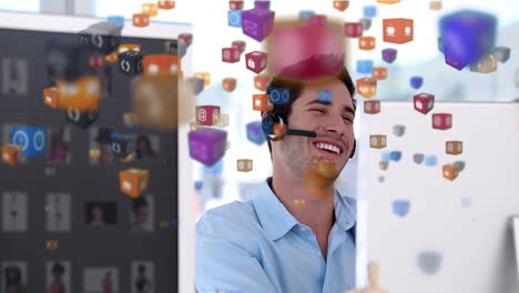 animación de iconos de cubo volando sobre un hombre usando el teléfono solo en la oficina