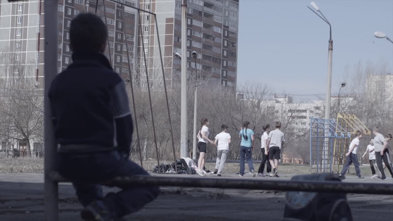 도시 놀이터에서 놀고 있는 아이들