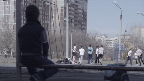 도시 놀이터에서 놀고 있는 아이들