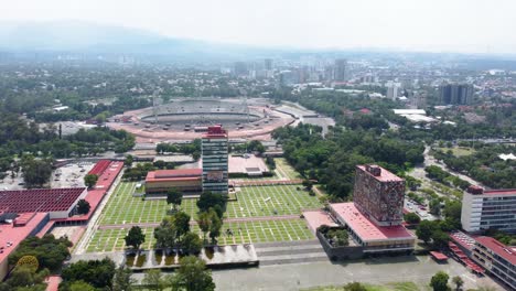 Zentraler-Universitätsstadtcampus-Mit-Dem-Olympiastadion-Dahinter,-Mexiko-stadt