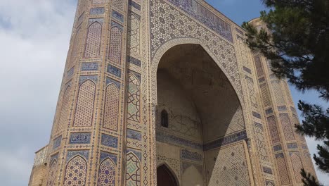 Exterior-of-Bibi-Khanym-Mosque-in-Samarkand,-Uzbekistan,-Mosaic-Walls-Facade-on-Sunny-Day