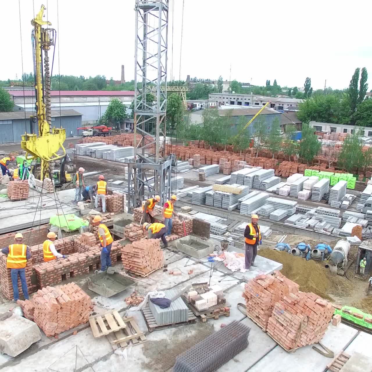 gran sitio de construcción con grúas