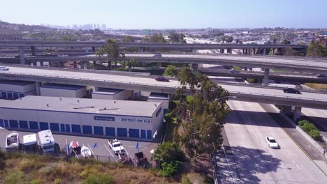 Una-Excelente-Antena-Ascendente-Sobre-Un-Vasto-Intercambio-De-Autopistas-Cerca-De-San-Diego,-California.