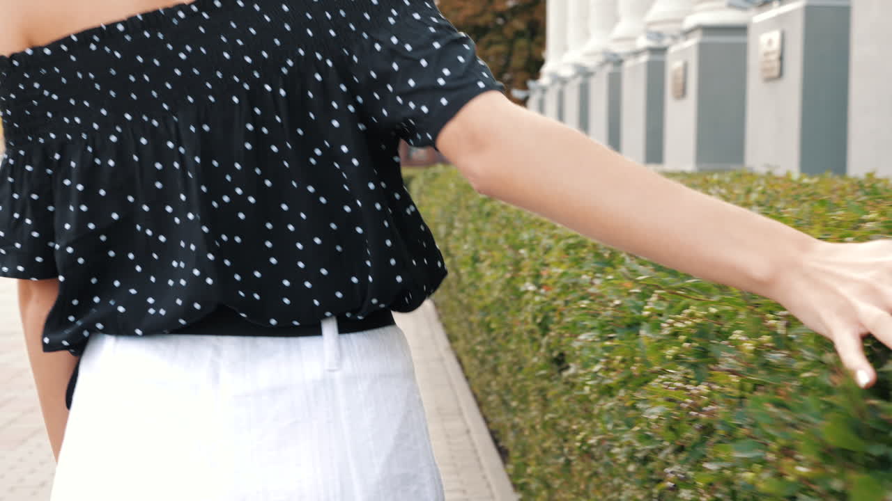 야외 에서  ⁇ 고 있는 여자