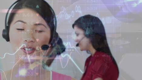 animación de estadísticas y procesamiento de datos sobre una mujer de negocios asiática usando auriculares telefónicos