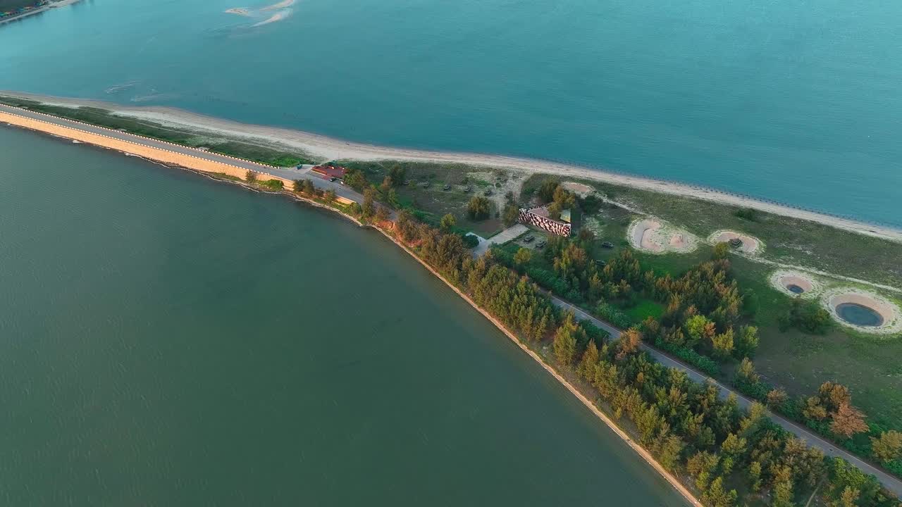 estacionamiento de tanques del ejército en la isla de kinmen con la orilla al atardecer