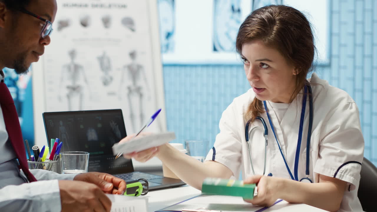 mujer especialista que prescribe antibióticos y vitaminas con recibo médico