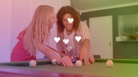 jugando a la piscina y sonriendo, pareja con animación de corazones sobre ellos