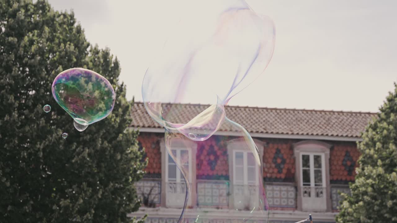 시내에서 거대한 비누 거품을 불어넣는 사람