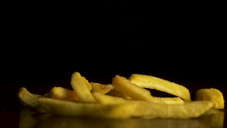 las papas fritas caen.