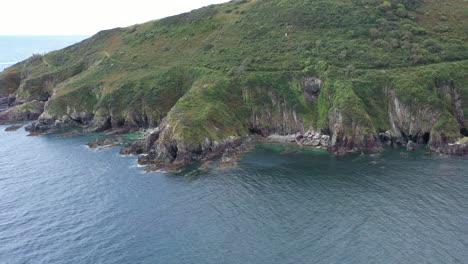 vista aérea de la costa escénica y la ruta costera del suroeste cerca de looe, cornualles, reino unido