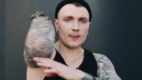 contemporáneo hip hop bailarín de calle hipster hombre con tatuaje funky baile urbano estilo libre en la ciudad