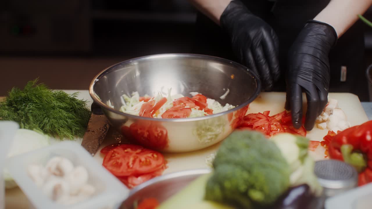 el chef preparando una ensalada