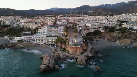 Nerja-Balcon-De-Europa-In-Malaga,-Costa-Del-Sol,-Andalusien,-Spanien---Antenne-4k-Nach-Unten-Kippen