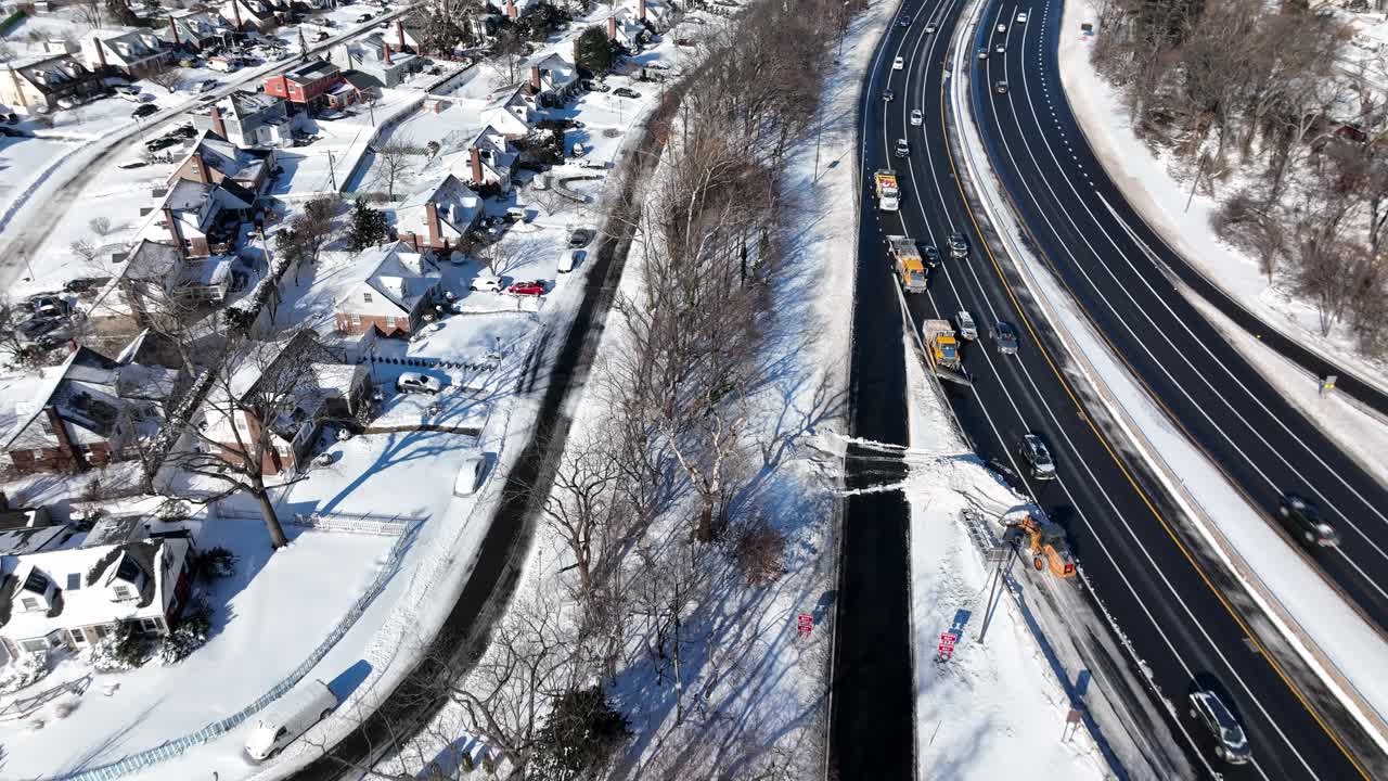 폭설 후 고속도로의 조감도