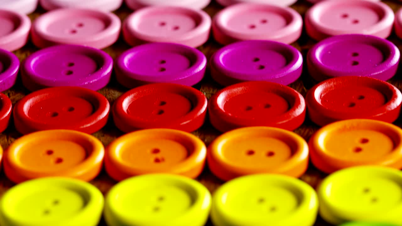 redondeo de botones de alta costura coloridos, botones de todos los colores de alta moda para coser en la ropa.