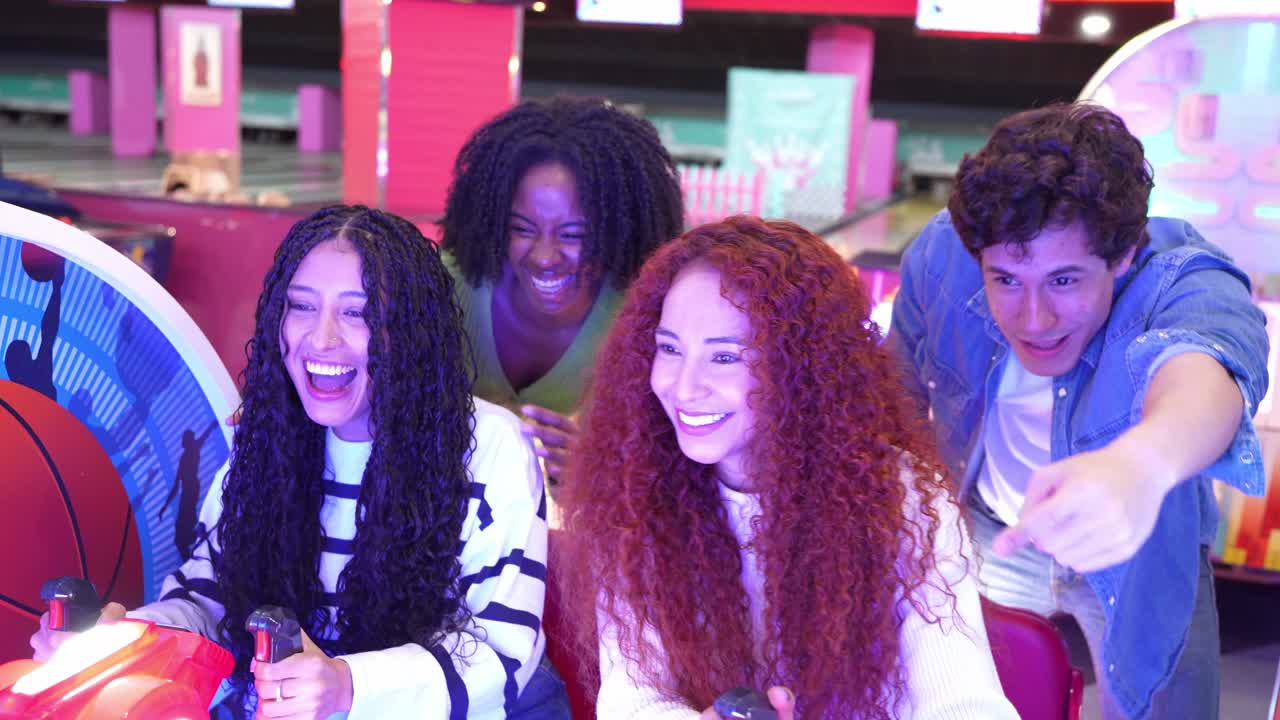 Amici che si divertono con un gioco arcade