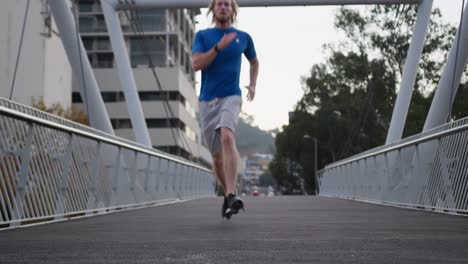 hombre caucásico deportivo entrenando en un puente