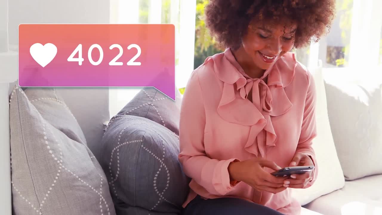 mujer enviando mensajes de texto en una sala de estar