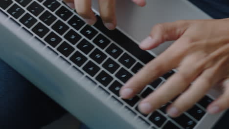 mujer de negocios que usa computadora portátil, creación de redes, envío de correos electrónicos en línea, escritura de mensajes, lluvia de ideas, trabajo en la oficina en una computadora móvil, manos cerradas