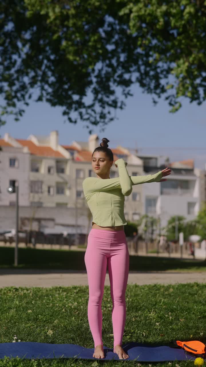 mujer estirándose al aire libre