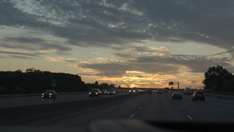 punto de vista del conductor conduciendo por una carretera al atardecer