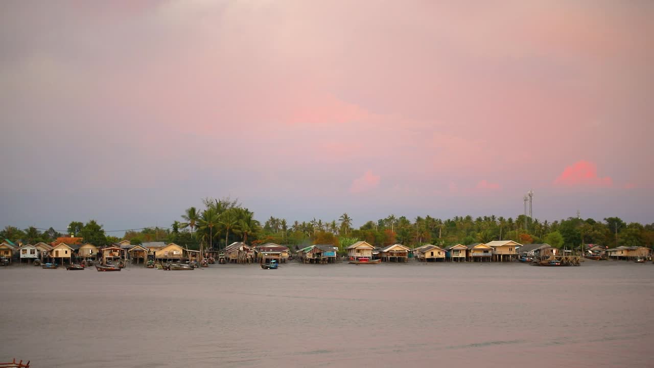 cielos rosados sobre el río pak nam en la ciudad de krabi cerca del muelle del parque thara