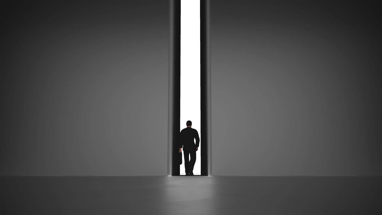 알파 채널을 가진 문을 열기 위해 케이스를 들고 는 남자