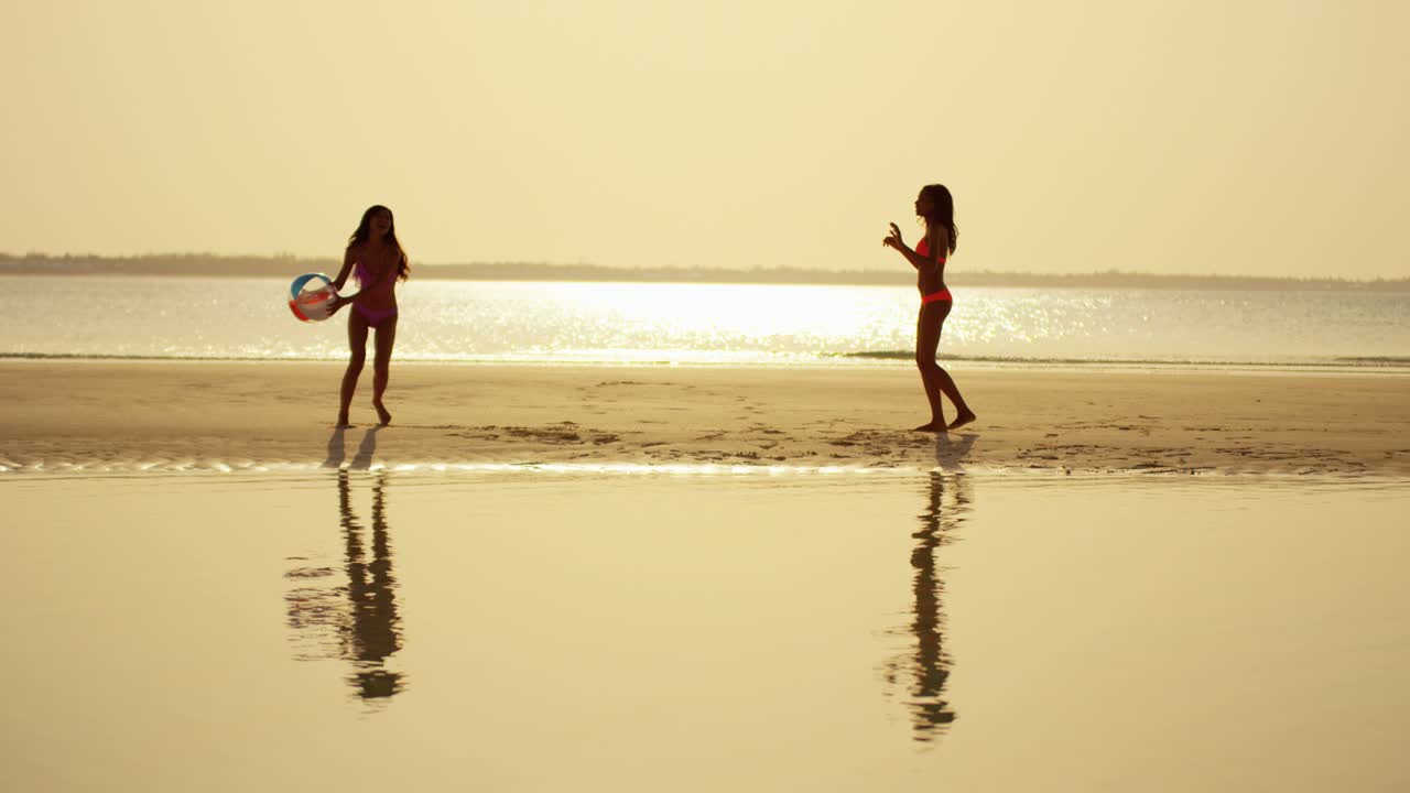 목적지 럭셔리 다민족 여성 열대 해변