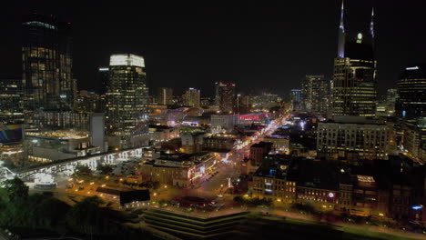 vista panorámica del centro de nashville durante la noche en tennessee