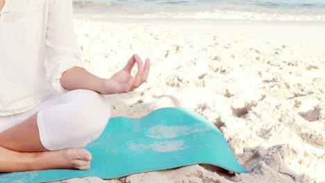 Mujer-Sentada-En-La-Playa-En-Postura-De-Loto