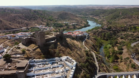 Luftaufnahme-Der-Burg-Mertola,-Des-Friedhofs-Und-Der-Ponte-De-Mertola-An-Einem-Sonnigen-Tag-In-Portugal