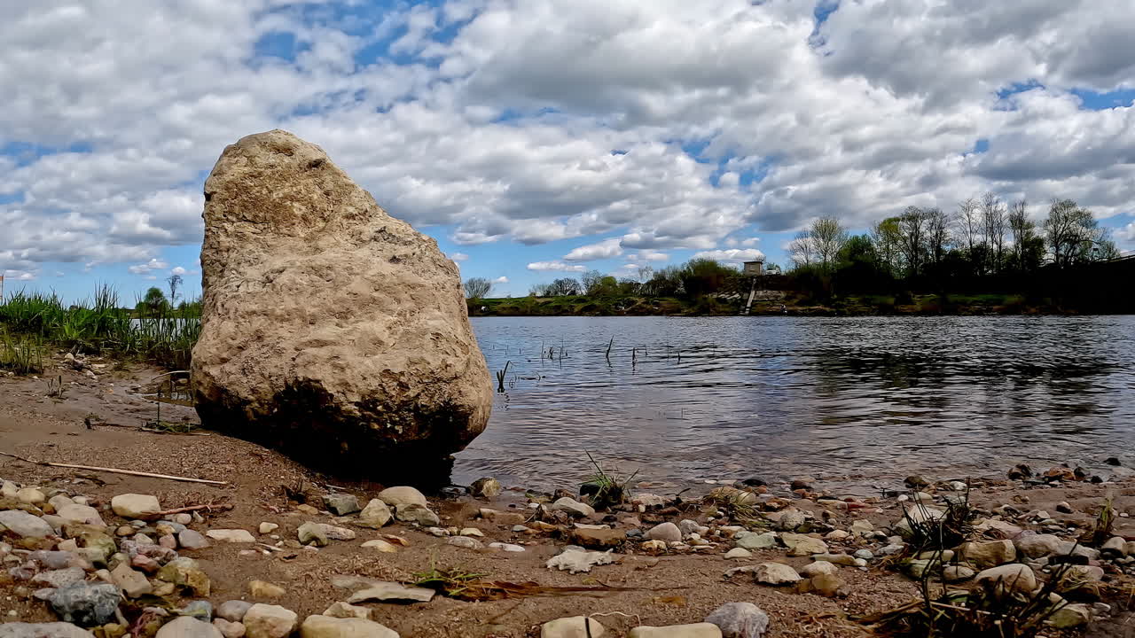 낮에 물 위에 떨어지는 나무와 구름 반사와 함께 호수 물의 클로즈업  ⁇