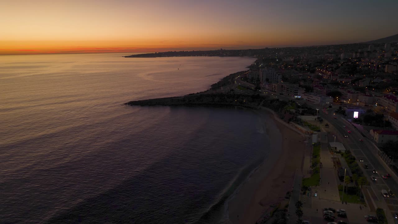 timelapse de la puesta de sol sobre la ciudad y el mar en cascais, portugal