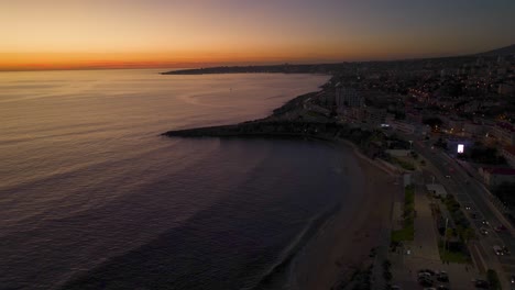Zeitraffer-Des-Sonnenuntergangs-über-Stadt-Und-Meer-In-Cascais,-Portugal