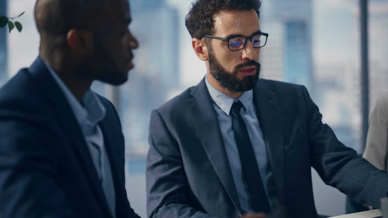 riunione in una sala conferenze di un ufficio multietnico moderno: il top manager caucasico parla con un dirigente nero, fanno brainstorming, trovano una soluzione. gli investitori del mercato azionario negoziano. ritratto medio a rallentatore