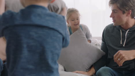 Familia-Feliz-Peleando-Con-Almohadas,-Madre-Y-Padre-Disfrutando-Jugando-Con-Niños-En-Casa-Divirtiéndose-Juntos-El-Fin-De-Semana-En-Imágenes-De-4k