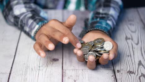 las manos del niño sosteniendo monedas